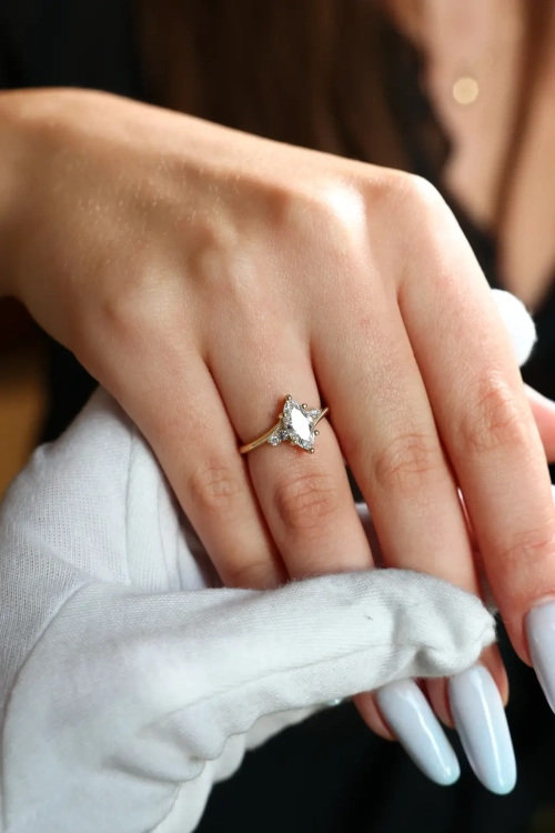 Pierścionek Diament Marquise Lab Grown IGI – prezentacja na dłoni – ABGOLD Baczyński