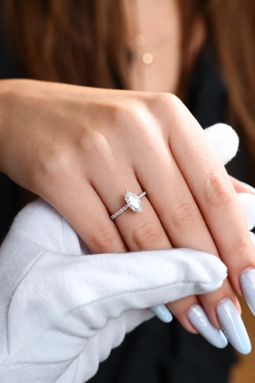 Pierścionek z moissanitem Marquise 1,00 ct i bocznymi kamieniami w białym złocie 585 – prezentacja na dłoni – ABGOLD Baczyński