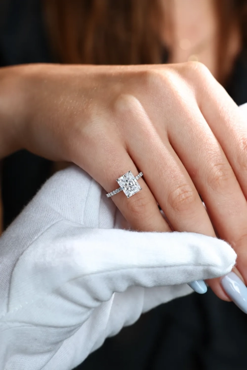 Pierścionek z moissanitem Radiant 3,00 ct VVS1/D w białym złocie 585 – ujęcie na dłoni – ABGOLD Baczyński