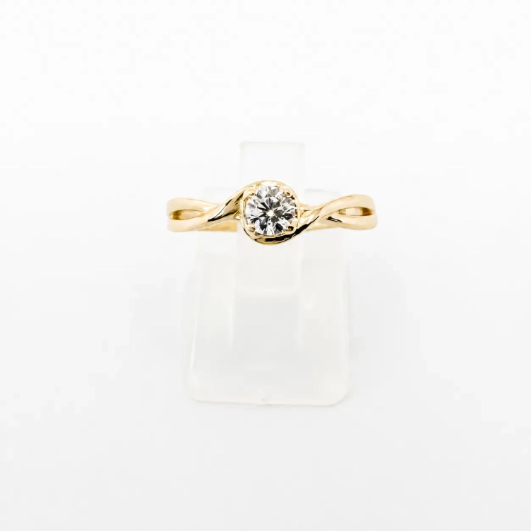 Naturalny diament 0,50 ct w złotym pierścionku – zbliżenie – ABGOLD Baczyński