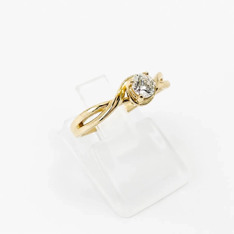 Pierścionek z diamentem 0,50 ct – widok od spodu obrączki – ABGOLD Baczyński