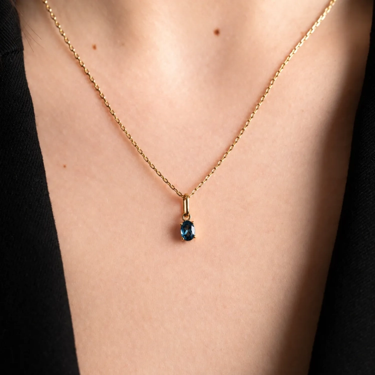 Zawieszka z owalnym topazem London Blue 0,40 ct – ujęcie pod kątem – ABGOLD Baczyński