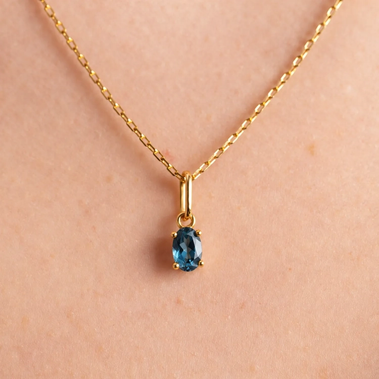 Złota zawieszka z topazem London Blue – widok główny – ABGOLD Baczyński