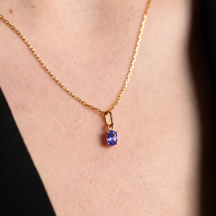 Naturalny tanzanit 6 × 4 mm w złotej zawieszce – zbliżenie – ABGOLD Baczyński
