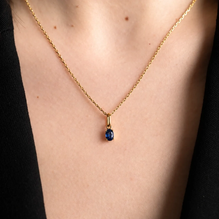 Naturalny szafir 6 × 4 mm w złotej zawieszce – zbliżenie – ABGOLD Baczyński