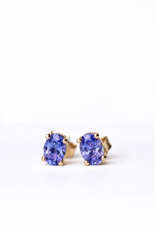 Naturalny tanzanit 6 × 4 mm w złotych kolczykach – zbliżenie – ABGOLD Baczyński