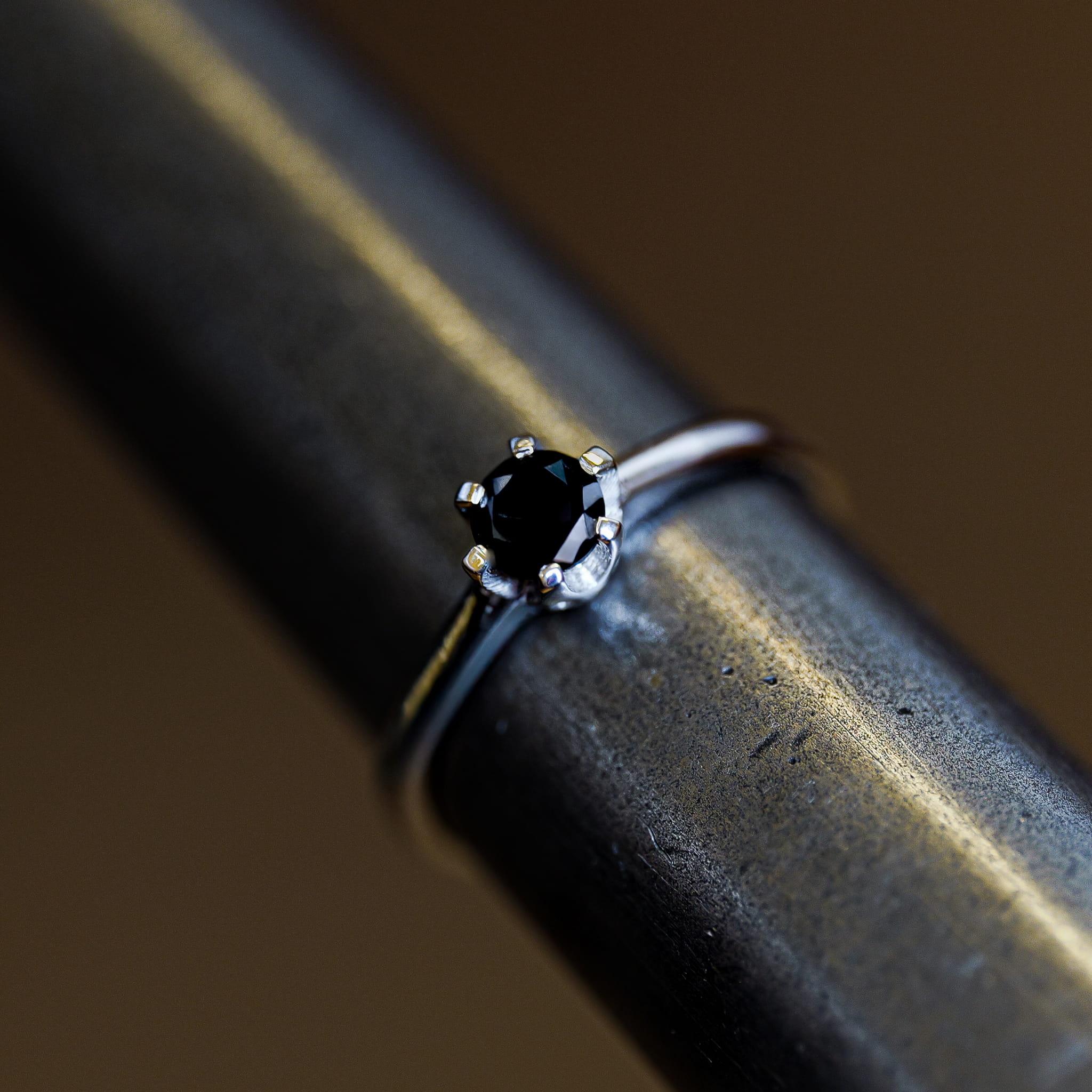 Pierścionek zaręczynowy czarny diament białe złoto 585