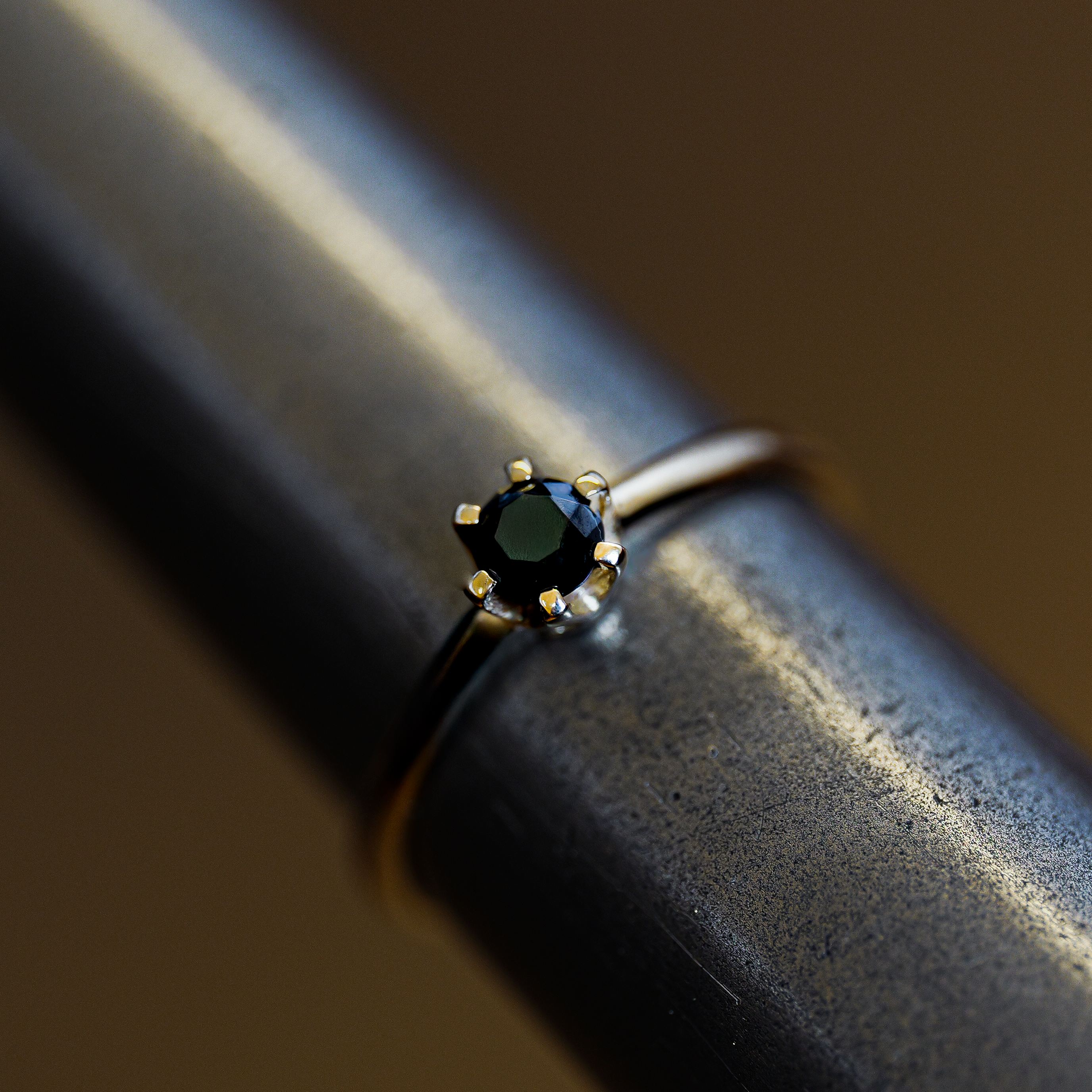 Pierścionek zaręczynowy z czarnym diamentem próba 585