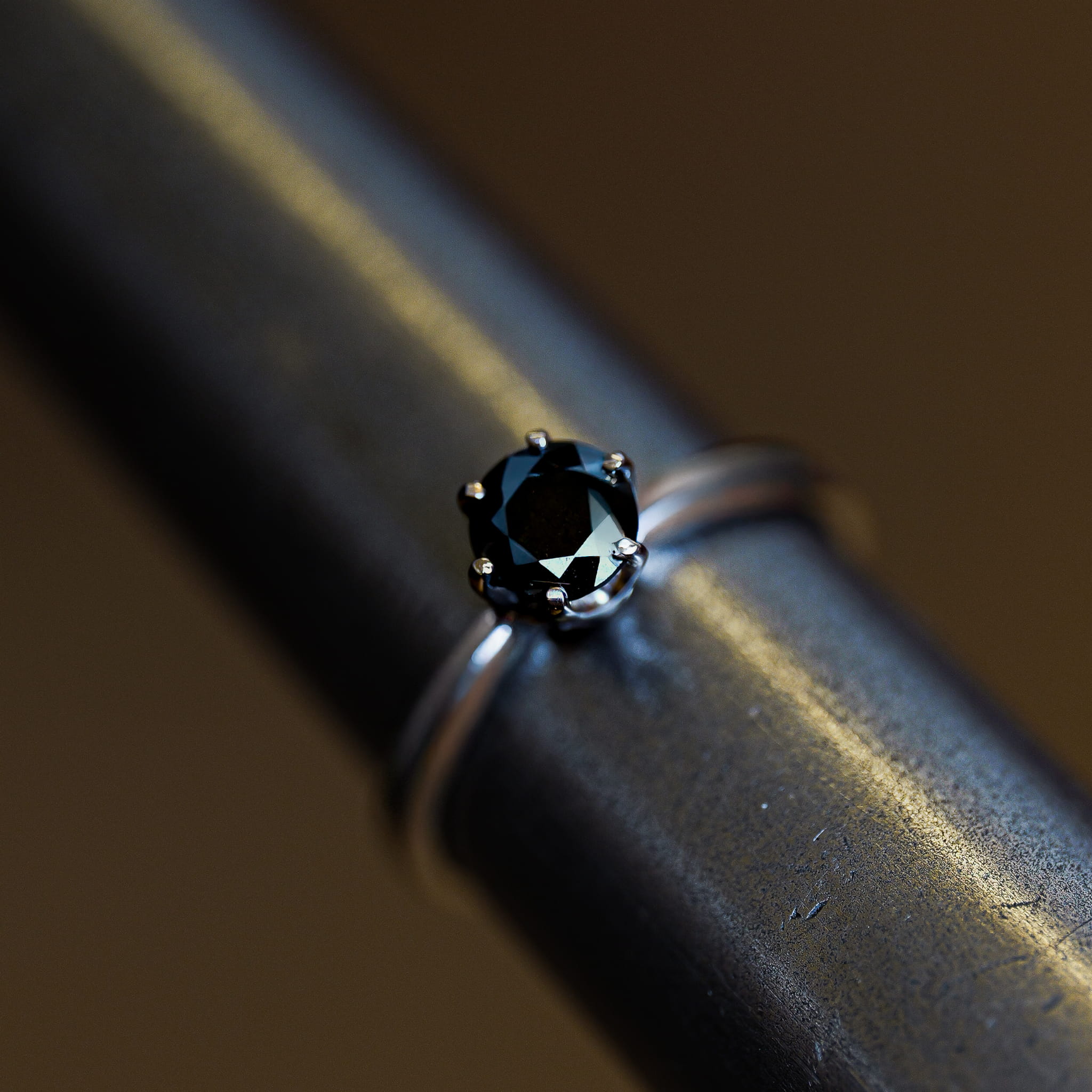 Pierścionek zaręczynowy czarny diament białe złoto 585