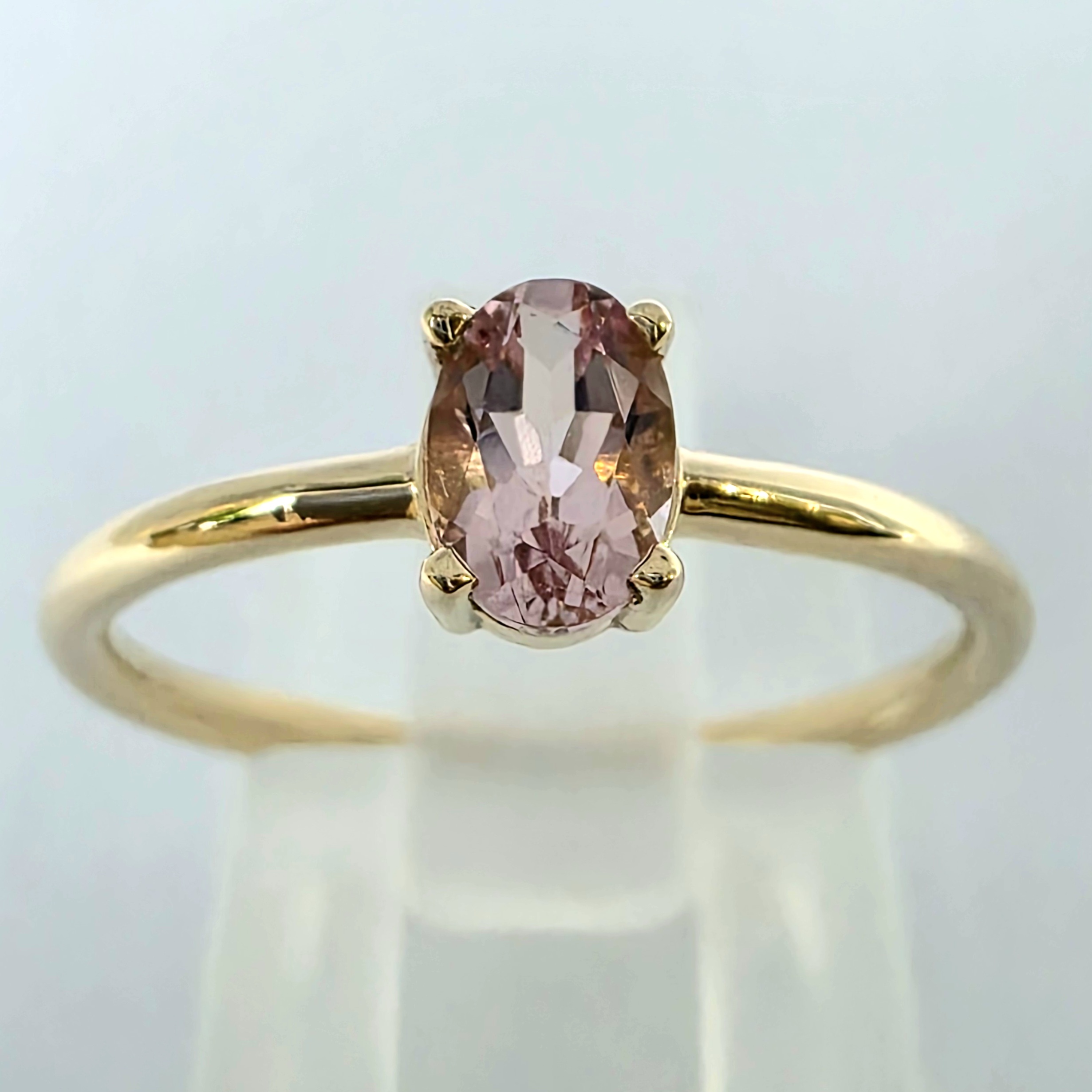 Pierścionek z owalnym morganitem złoto 585 