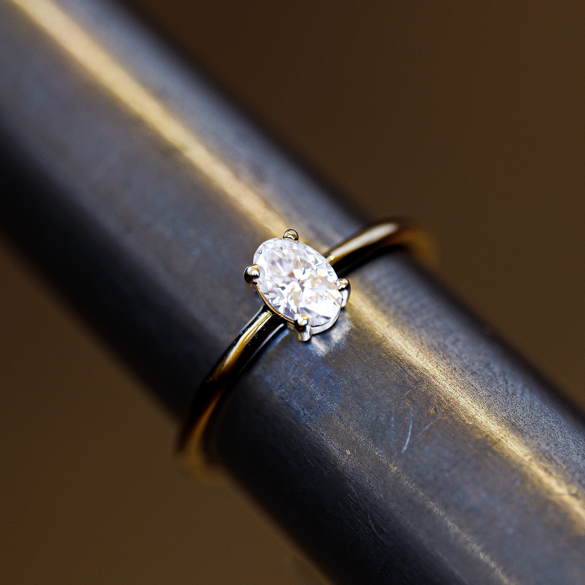 Złoty pierścionek 585 Diament owal 0,36 ct