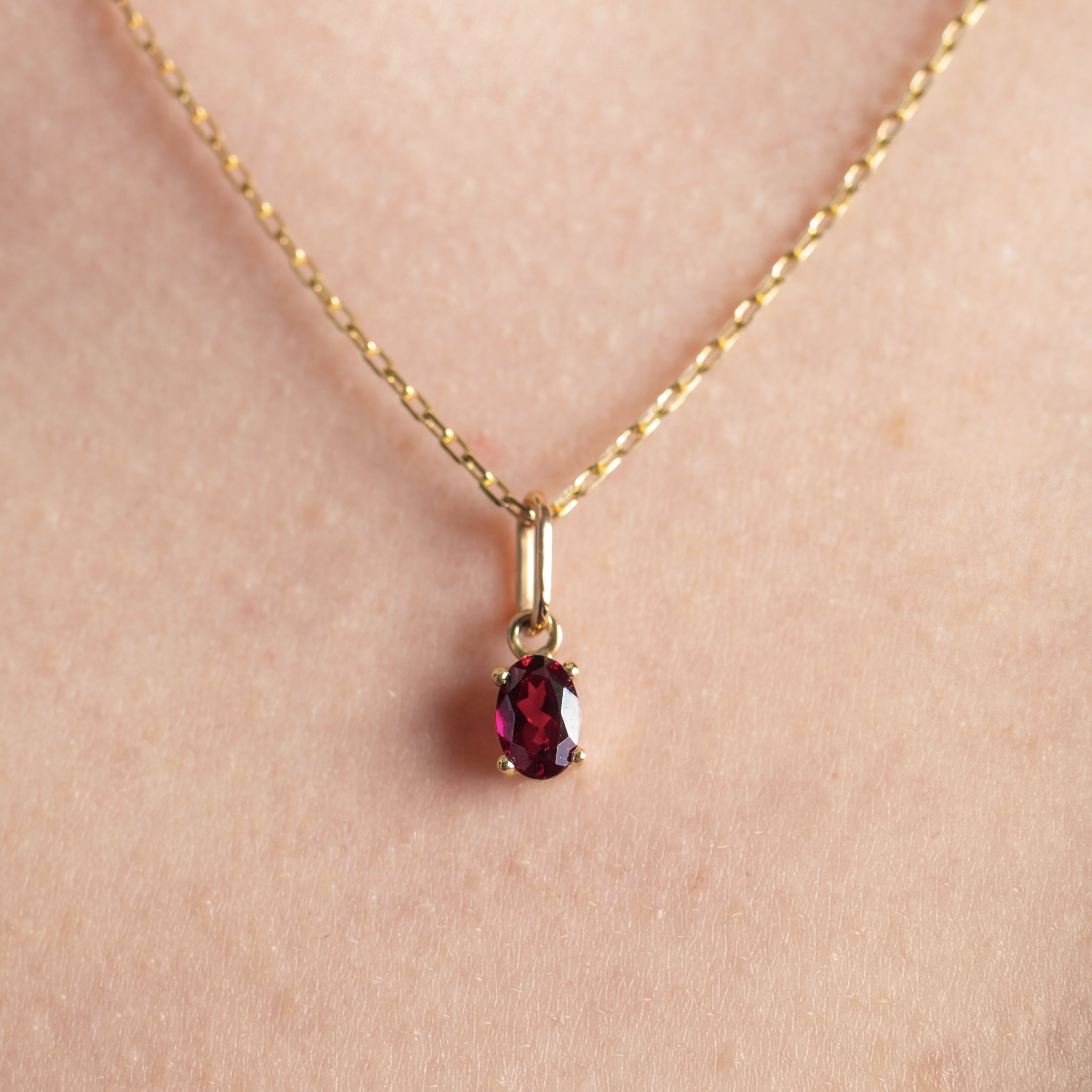 Złota zawieszka z rubinem szlif owalny 