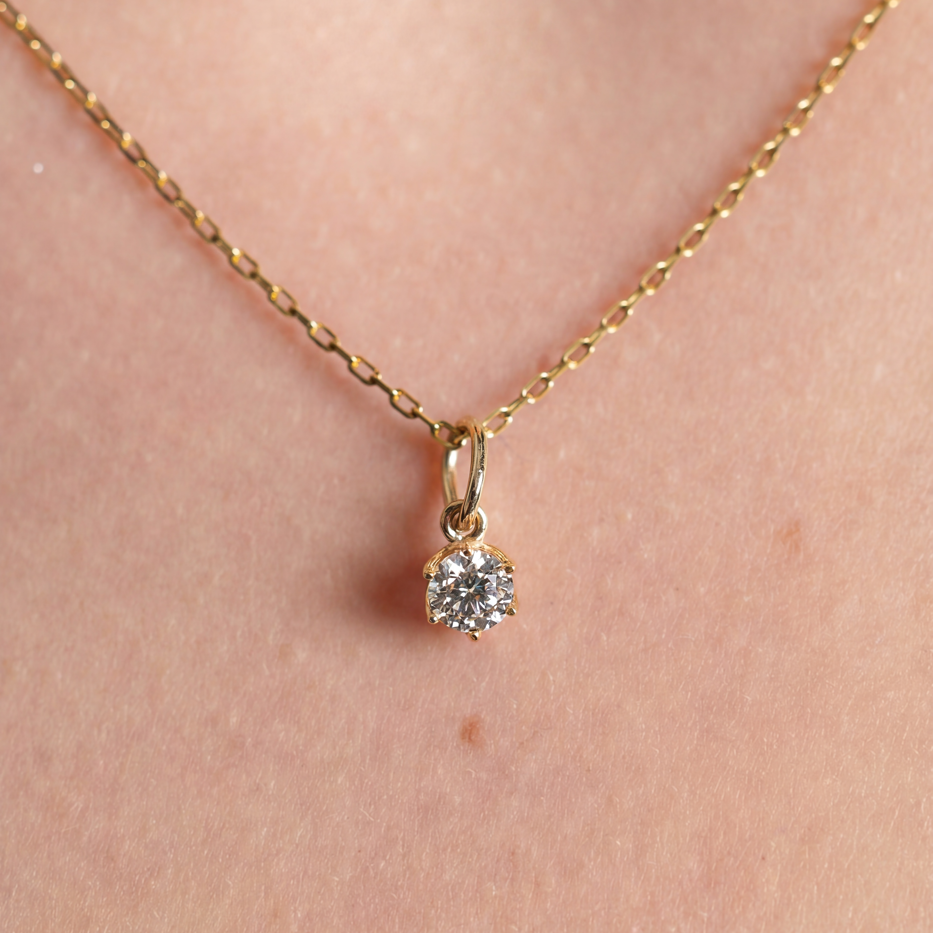 Złota zawieszka z diamentem szlif brylantowy